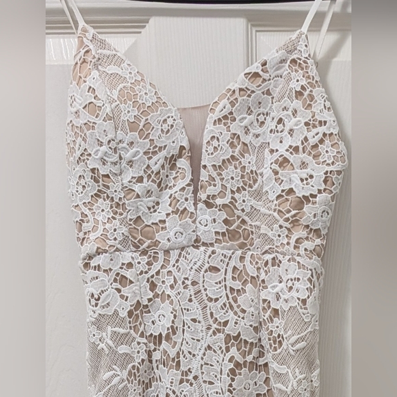 Fashion Nova White and Cream Sleeveless V-Neck Gown - Picture 9 of 10